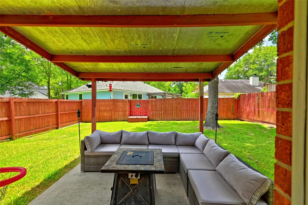 422 E Hunting Tower Run Conroe, TX 77316