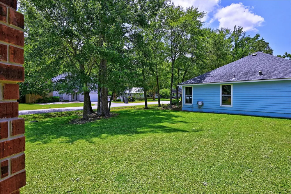 422 E Hunting Tower Run Conroe, TX 77316