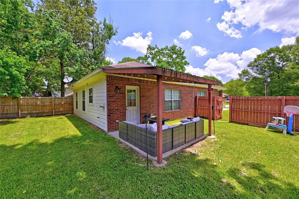 422 E Hunting Tower Run Conroe, TX 77316