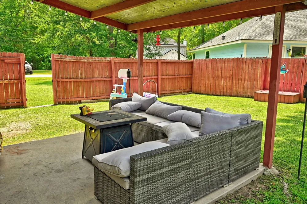 422 E Hunting Tower Run Conroe, TX 77316