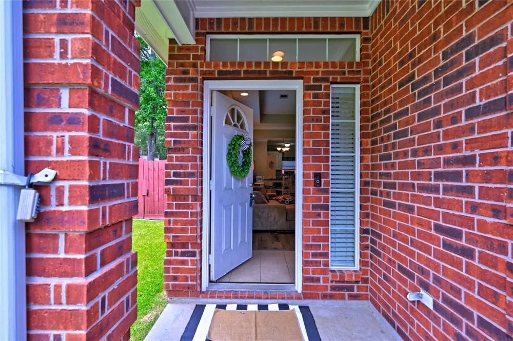 422 E Hunting Tower Run Conroe, TX 77316