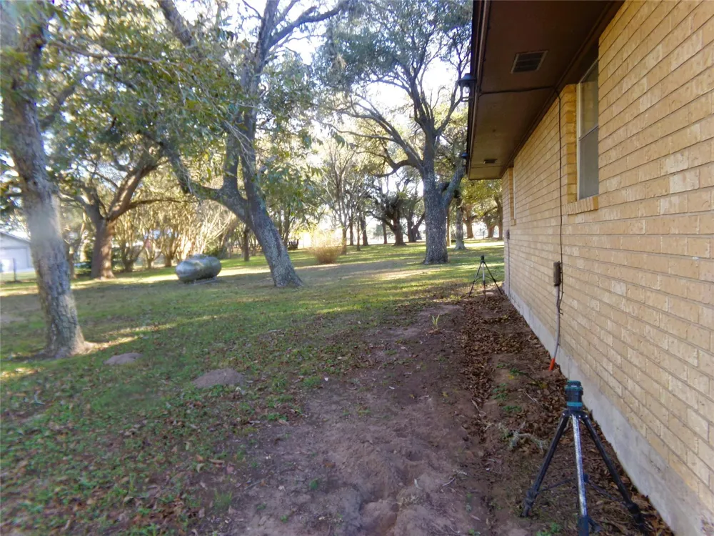 1017 County Road 285 Weimar, TX 78962