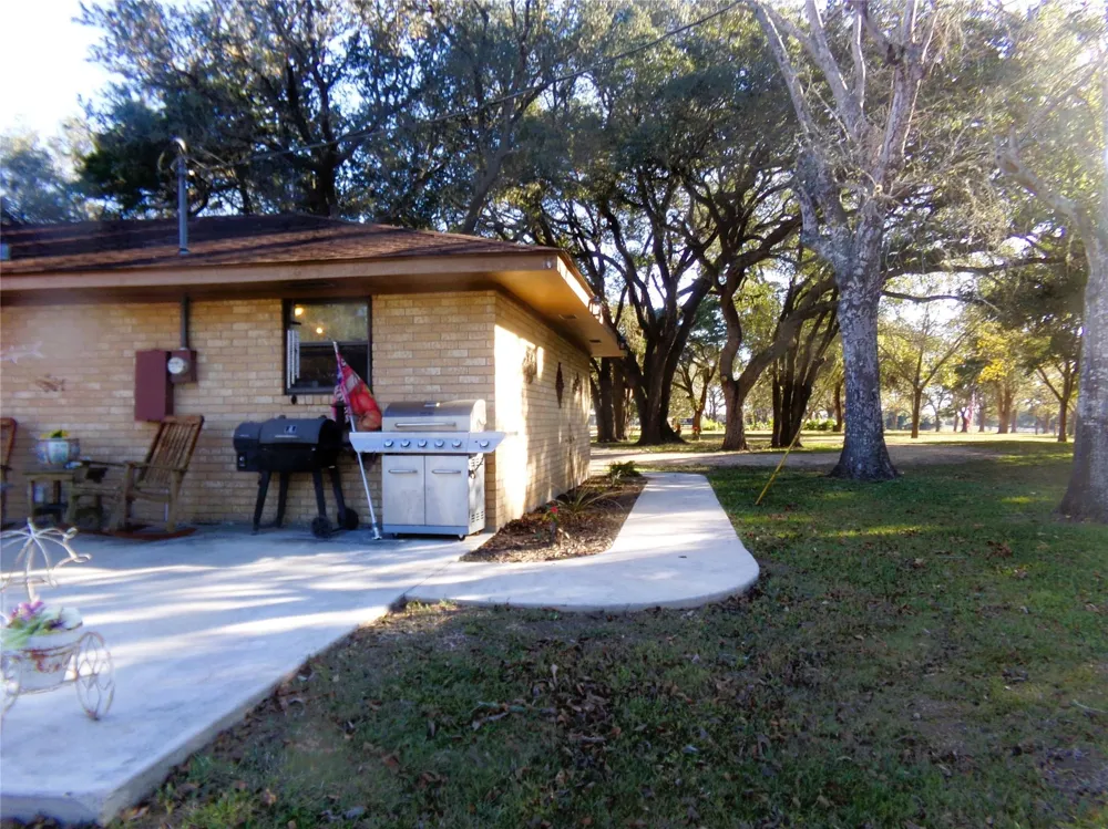 1017 County Road 285 Weimar, TX 78962
