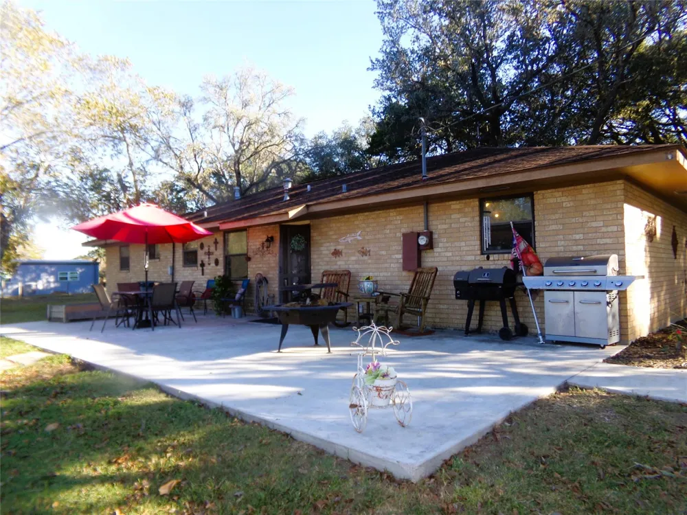 1017 County Road 285 Weimar, TX 78962
