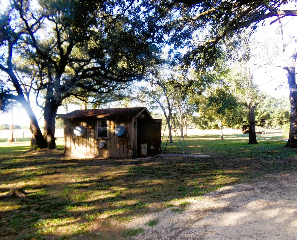 1017 County Road 285 Weimar, TX 78962