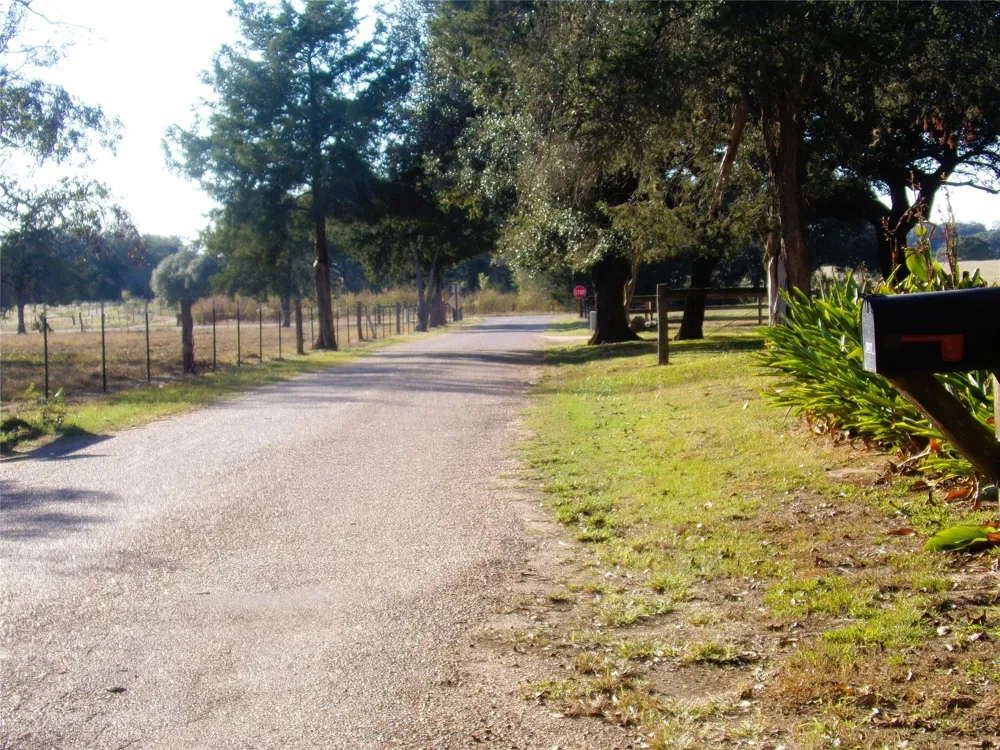 1017 County Road 285 Weimar, TX 78962