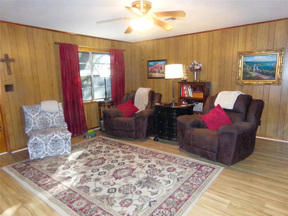 1017 County Road 285 Weimar, TX 78962