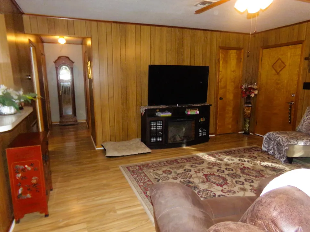 1017 County Road 285 Weimar, TX 78962