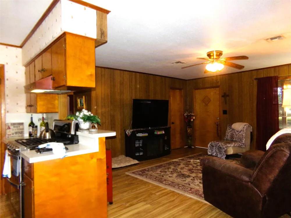 1017 County Road 285 Weimar, TX 78962