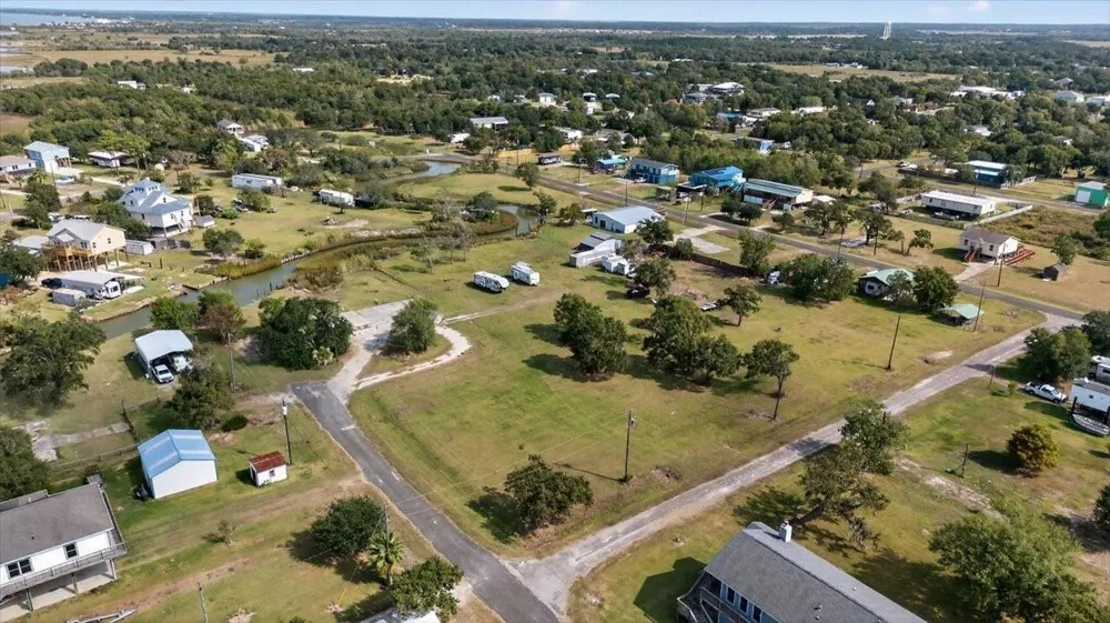 308 Spence Drive Anahuac, TX 77514
