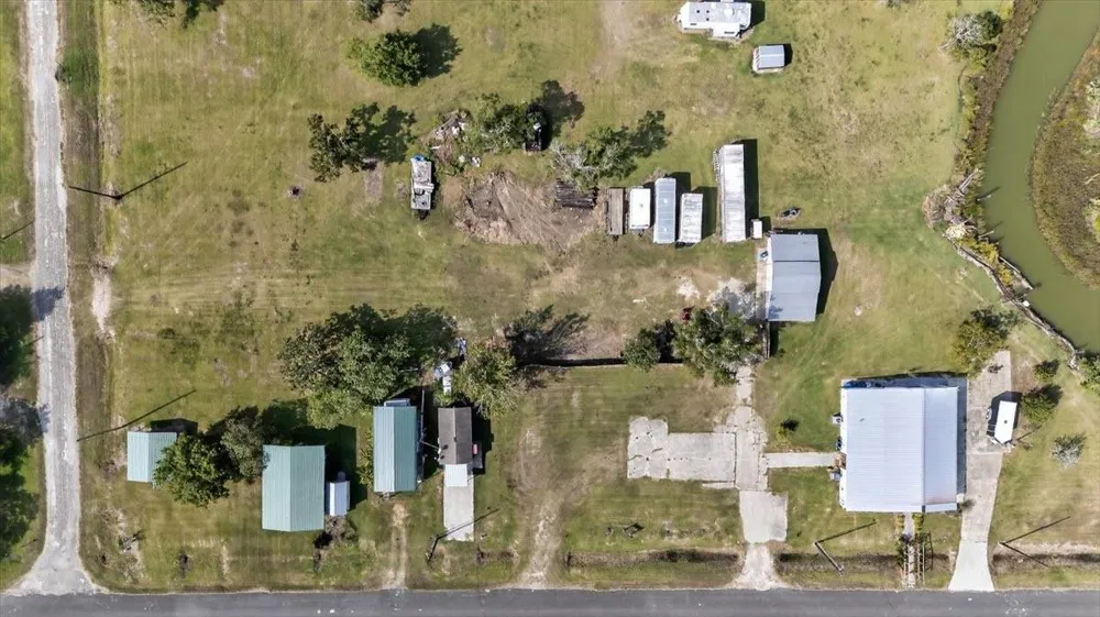 308 Spence Drive Anahuac, TX 77514