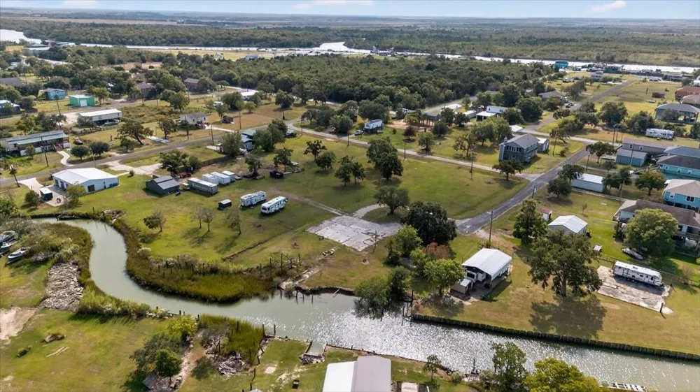 308 Spence Drive Anahuac, TX 77514
