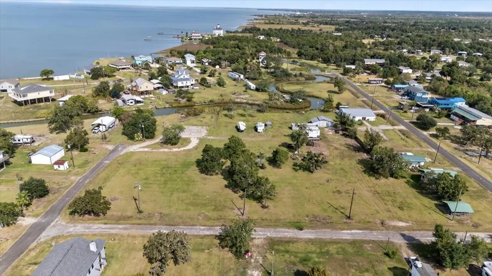 308 Spence Drive Anahuac, TX 77514