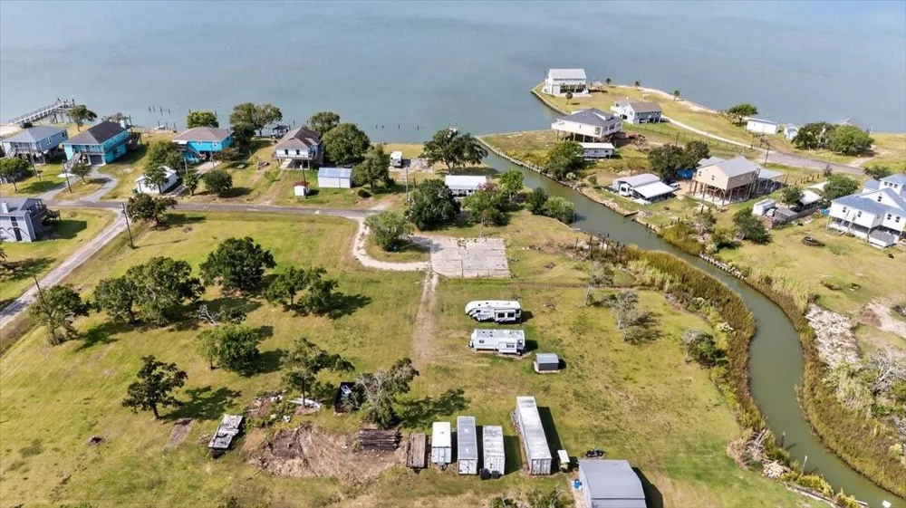 308 Spence Drive Anahuac, TX 77514