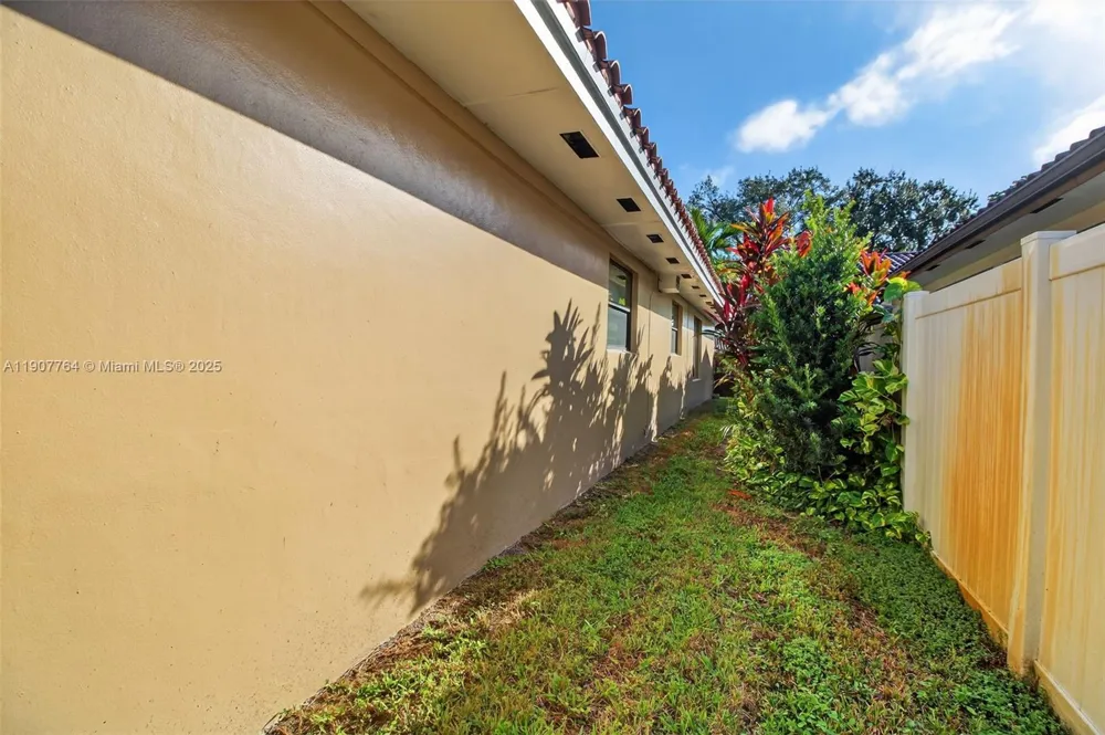 15010 Dunbarton Pl Miami Lakes, FL 33016