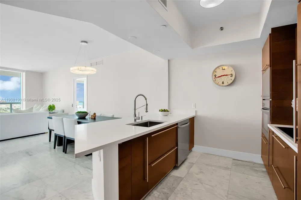 450 Alton Rd #2110 Miami Beach, FL 33139