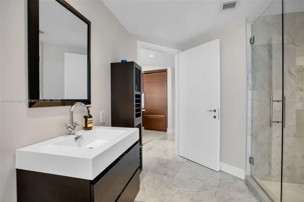 450 Alton Rd #2110 Miami Beach, FL 33139