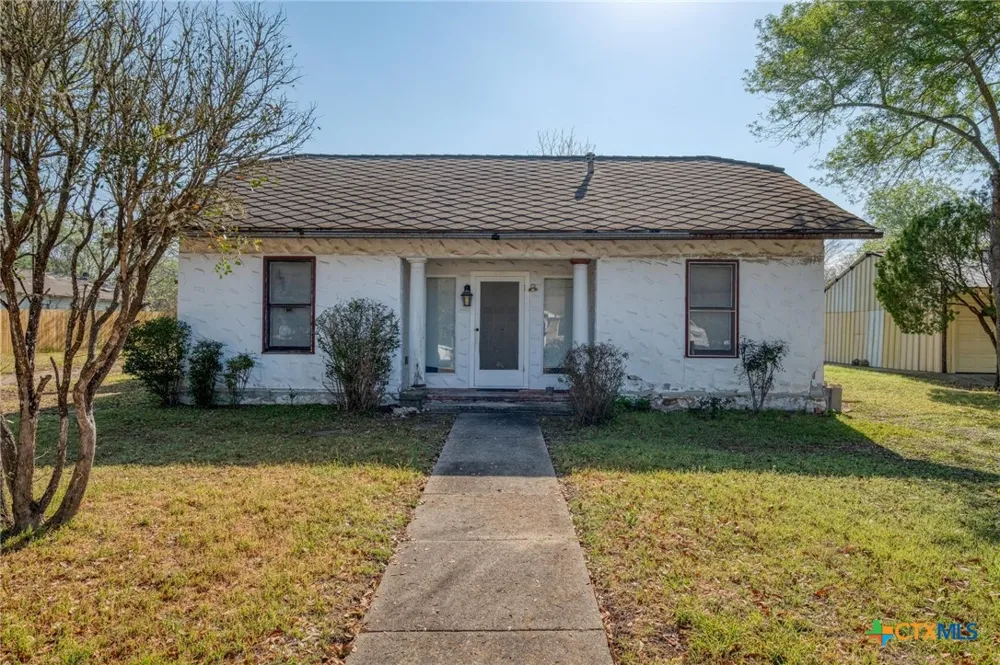 809 S Pecan Avenue Luling, TX 78648