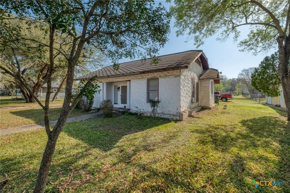 809 S Pecan Avenue Luling, TX 78648