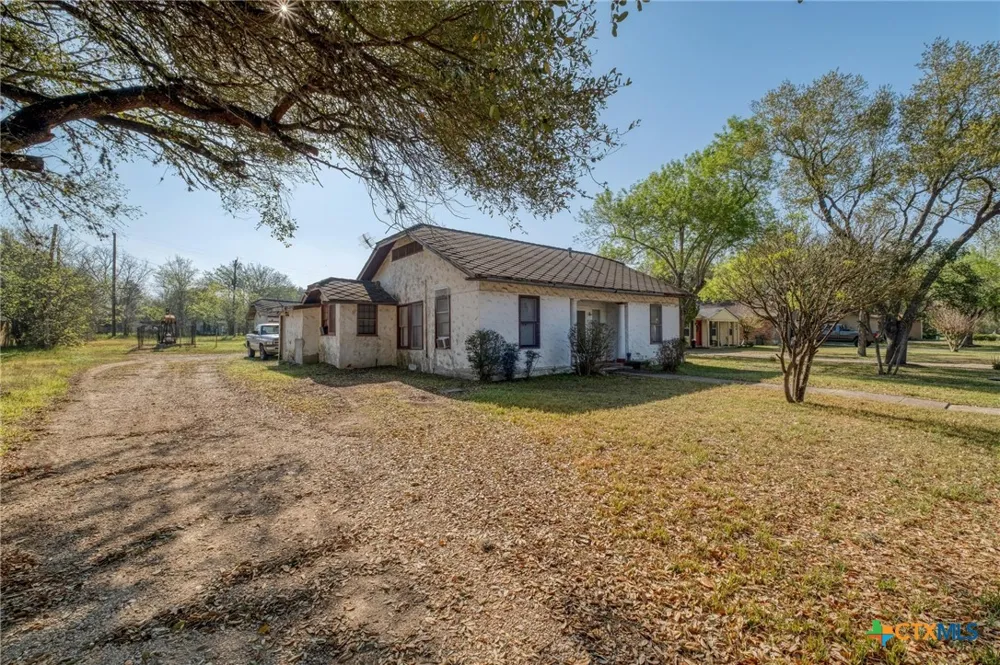 809 S Pecan Avenue Luling, TX 78648