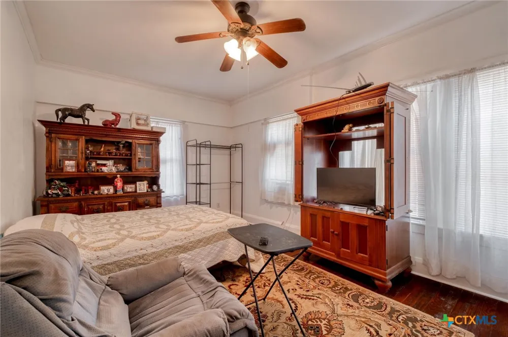 809 S Pecan Avenue Luling, TX 78648