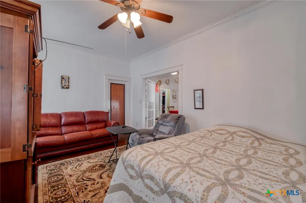 809 S Pecan Avenue Luling, TX 78648