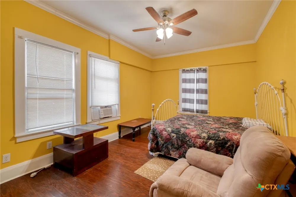 809 S Pecan Avenue Luling, TX 78648
