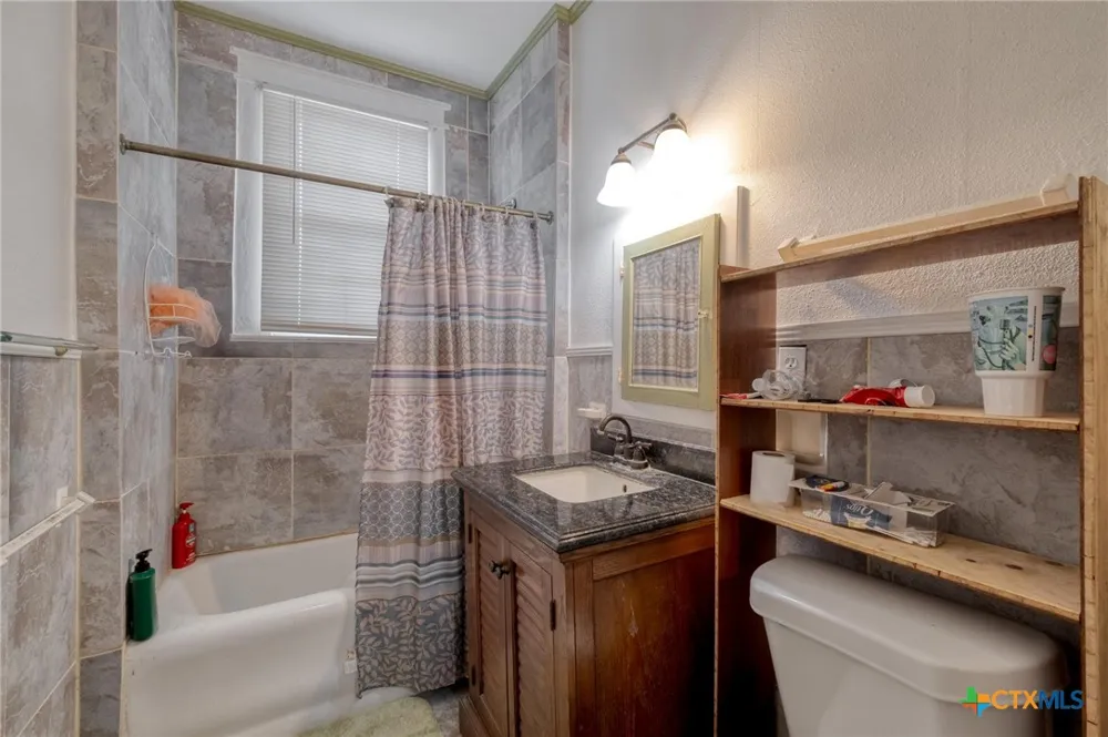 809 S Pecan Avenue Luling, TX 78648
