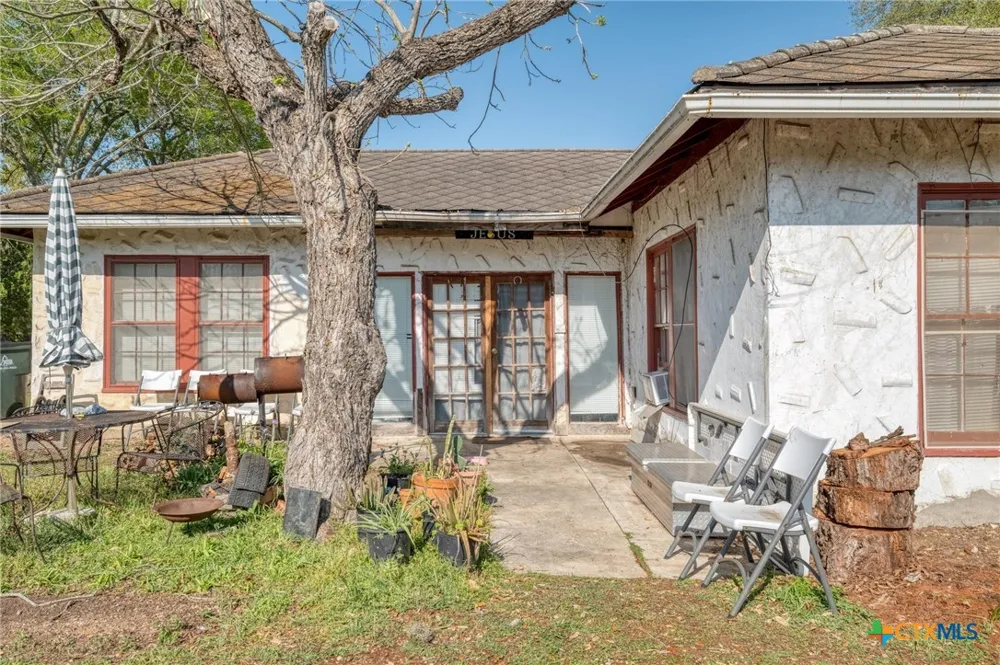 809 S Pecan Avenue Luling, TX 78648