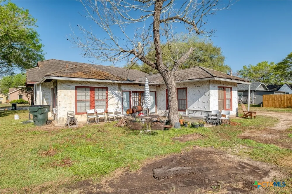 809 S Pecan Avenue Luling, TX 78648