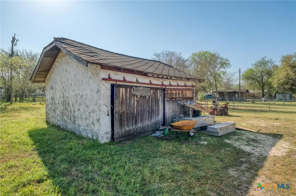 809 S Pecan Avenue Luling, TX 78648