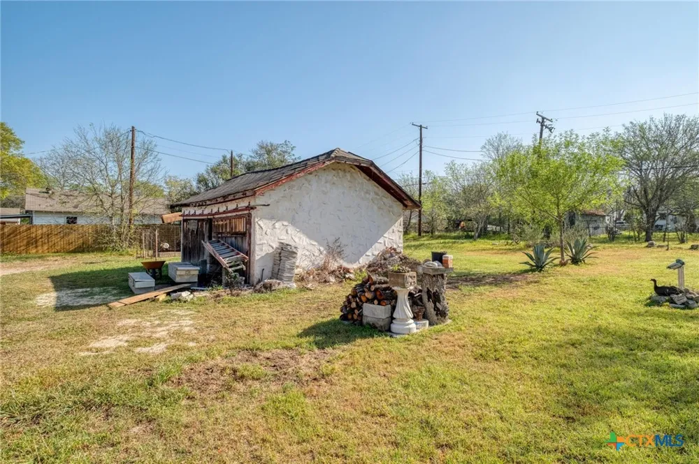 809 S Pecan Avenue Luling, TX 78648