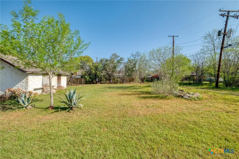 809 S Pecan Avenue Luling, TX 78648