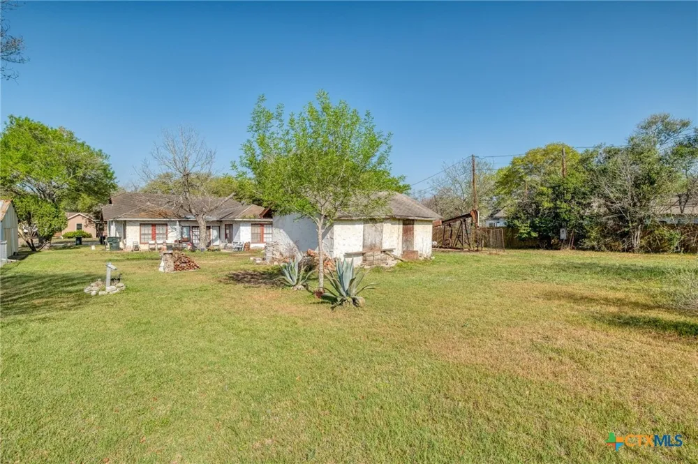 809 S Pecan Avenue Luling, TX 78648