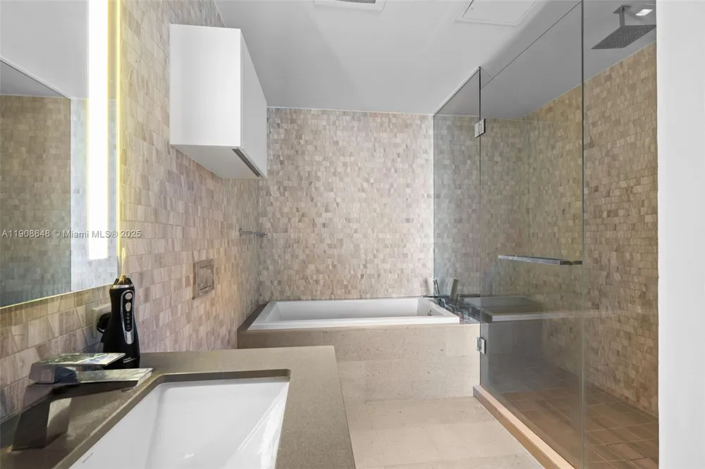 68 SE 6th St #2505 Miami, FL 33131