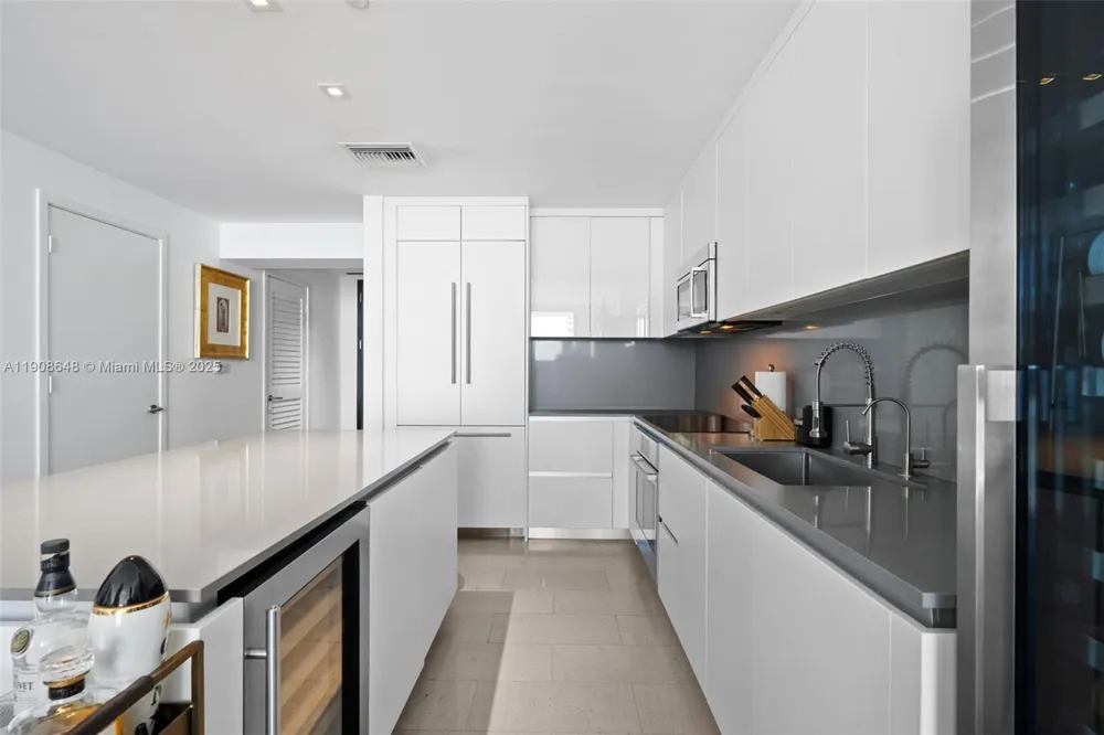 68 SE 6th St #2505 Miami, FL 33131