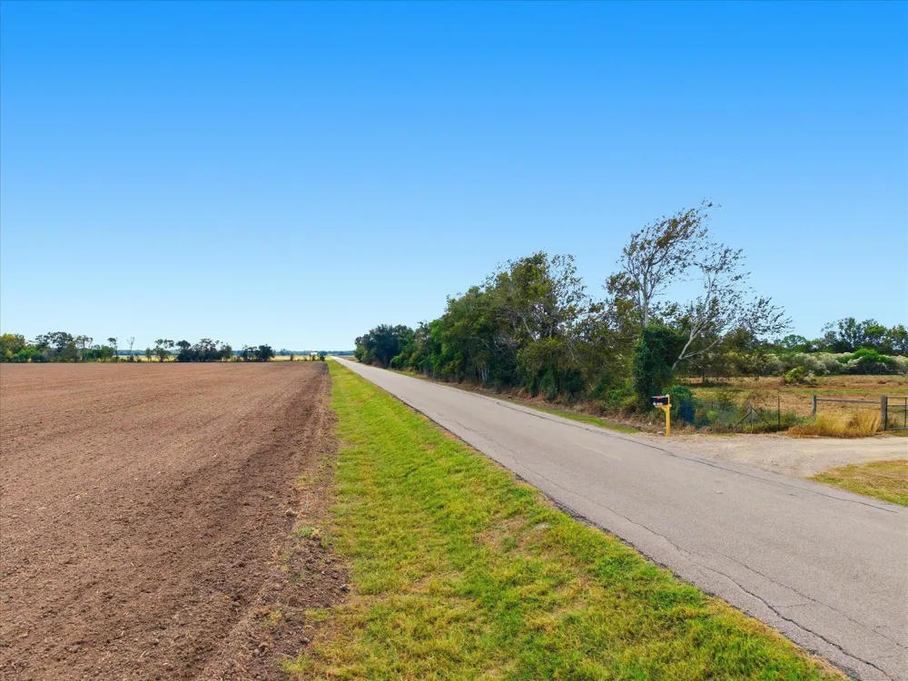 10 Cow Creek Road Damon, TX 77430