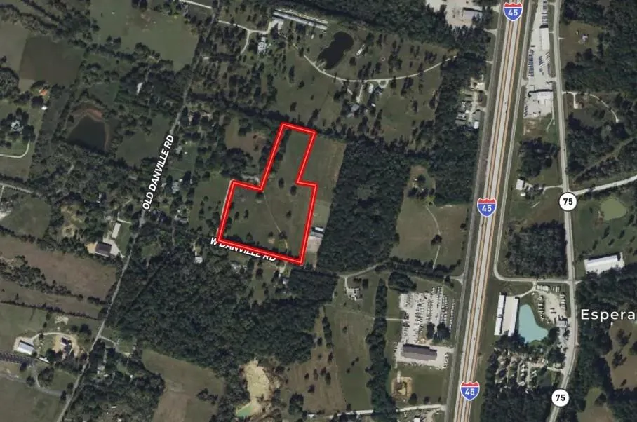11 W Danville Rd Willis, TX 77378