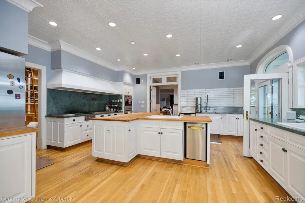 3063 Red Pine Point Drive Mullett Township, MI 49749