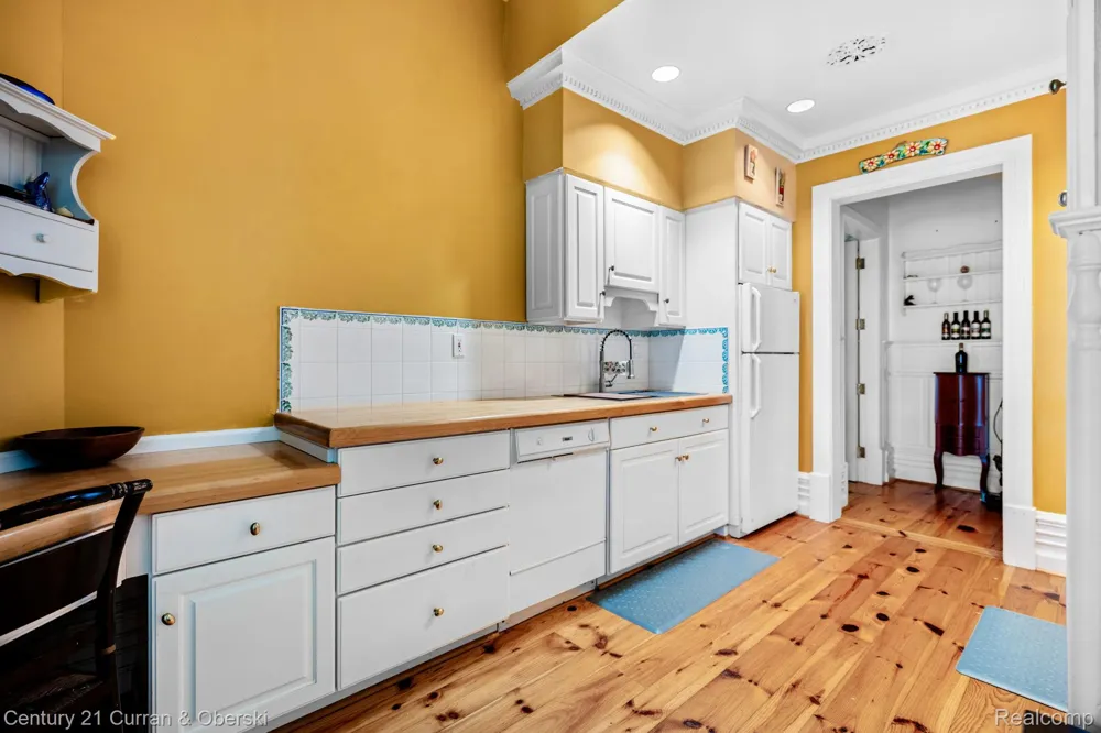 3063 Red Pine Point Drive Mullett Township, MI 49749