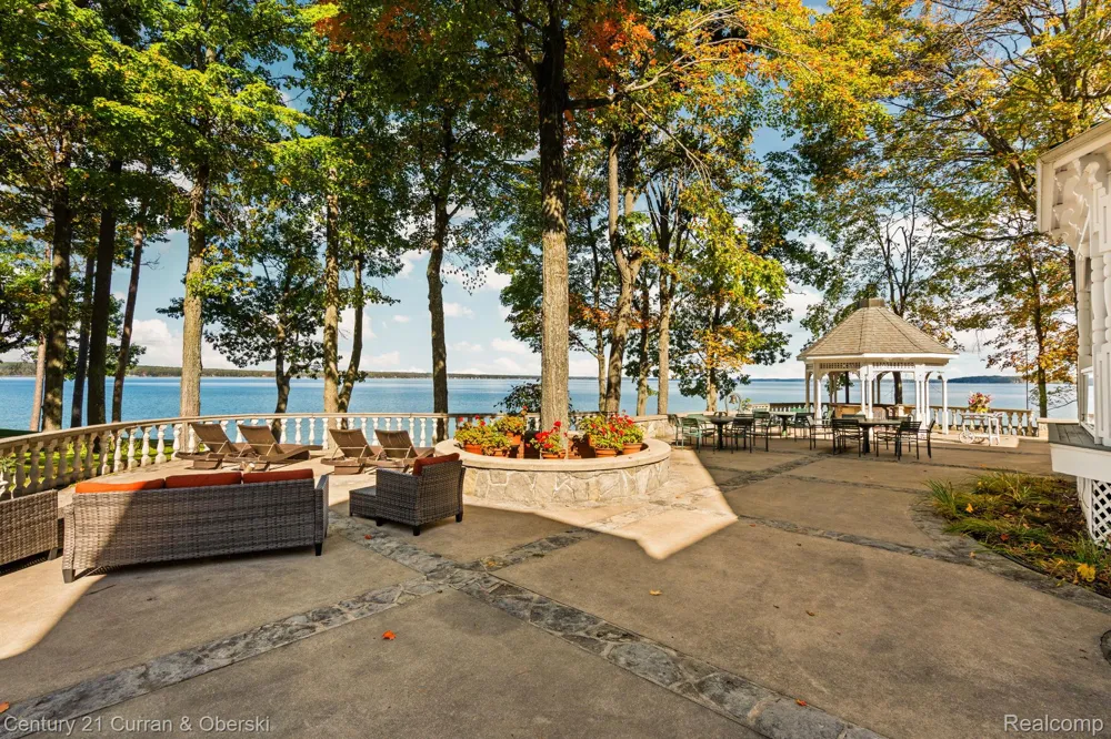 3063 Red Pine Point Drive Mullett Township, MI 49749