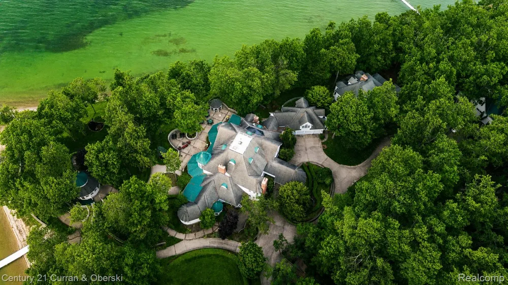3063 Red Pine Point Drive Mullett Township, MI 49749