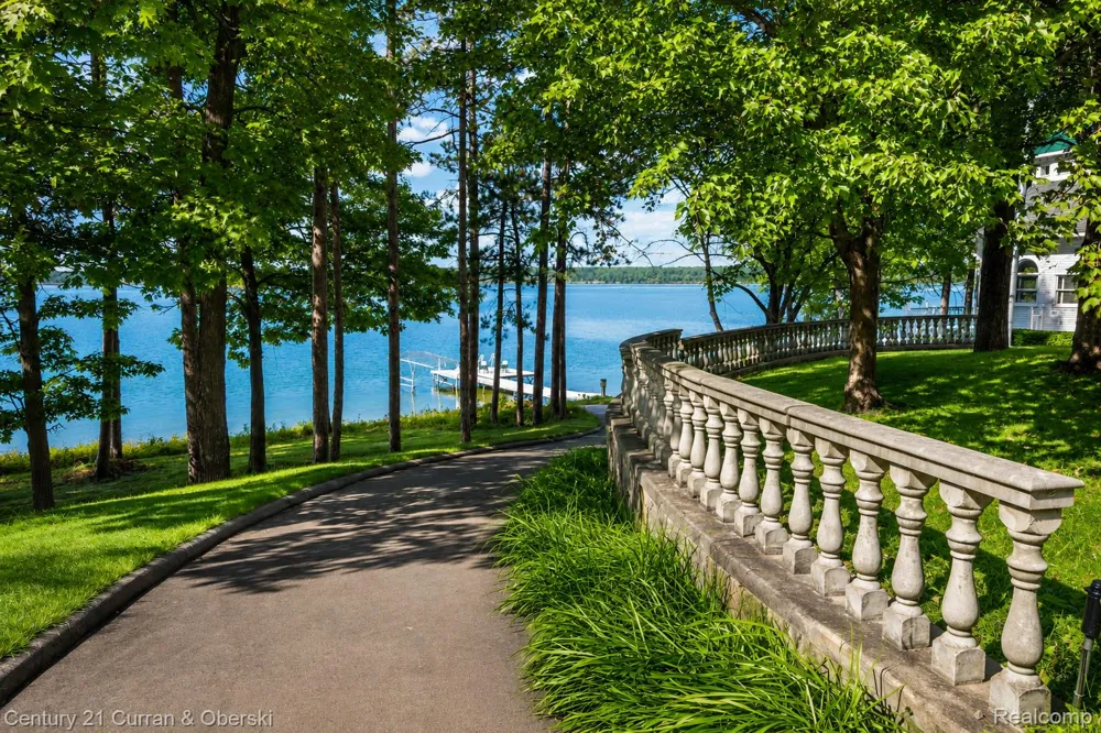 3063 Red Pine Point Drive Mullett Township, MI 49749
