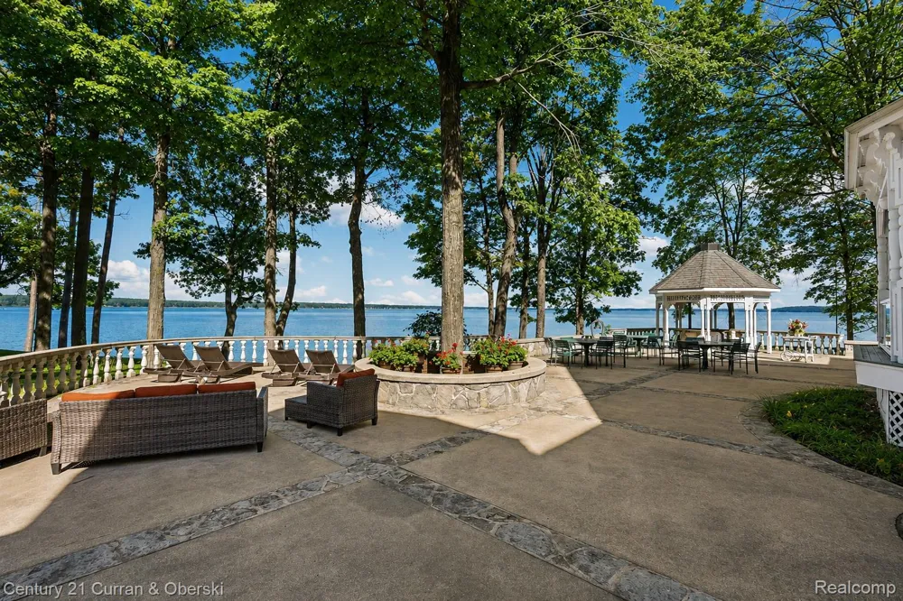 3063 Red Pine Point Drive Mullett Township, MI 49749