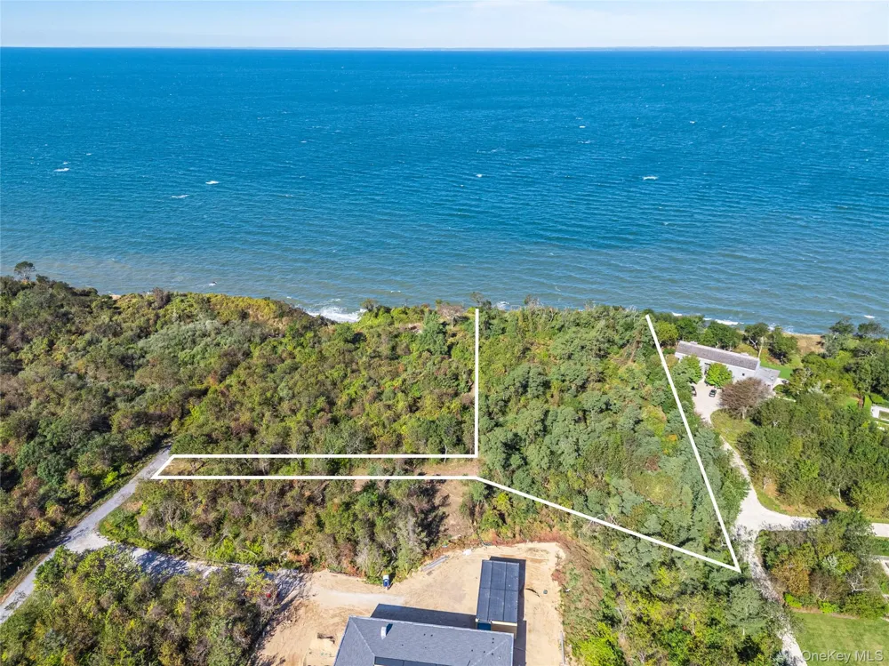 6121 Oregon Road Cutchogue, NY 11935