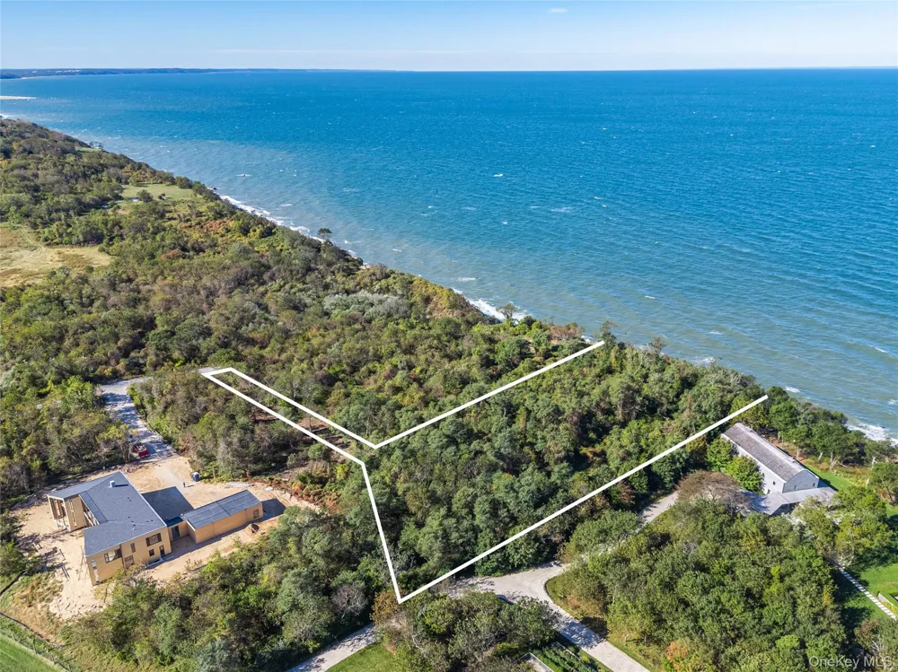 6121 Oregon Road Cutchogue, NY 11935
