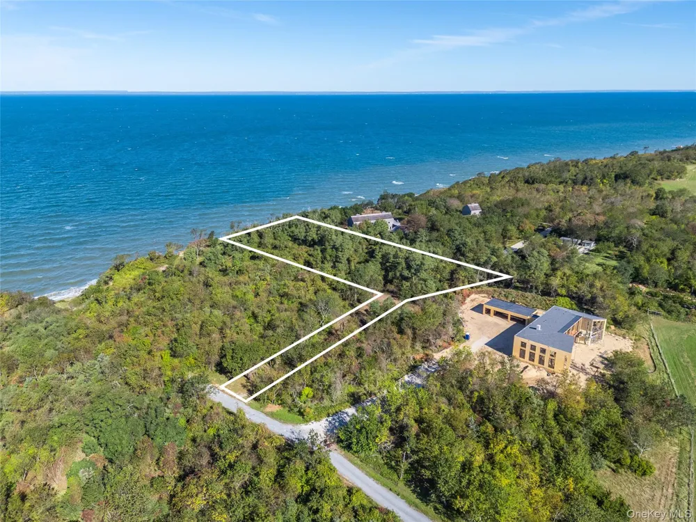 6121 Oregon Road Cutchogue, NY 11935