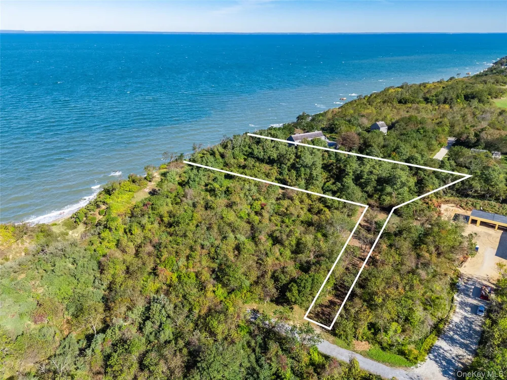 6121 Oregon Road Cutchogue, NY 11935