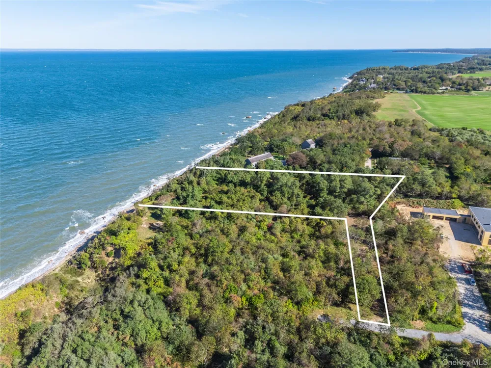 6121 Oregon Road Cutchogue, NY 11935