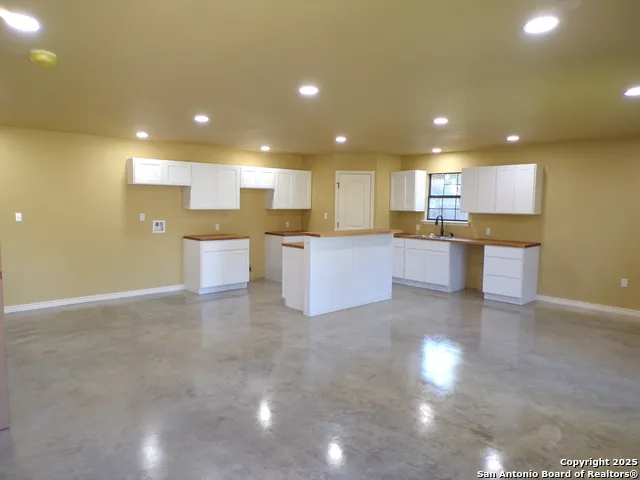 705 W Cargile Uvalde, TX 78801